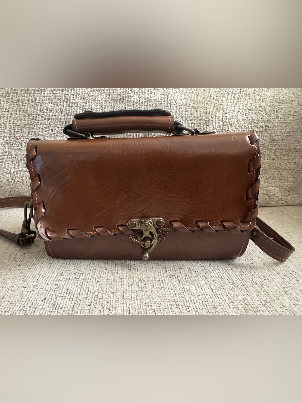 Vintage JY Nayeli Women's Brown Leather Crossbody Bag with Decorative Latch